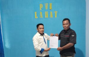 Ambil Formulir Penjaringan Calon Ketua, Ujang Siap “Tempur” di Konferkab PWI Lahat