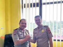 Ipda M.Aliudin. Sh dan anggota tolong warga yang motornya mogok dijalan bukti nyata Polri Hadir untuk Masyarakat