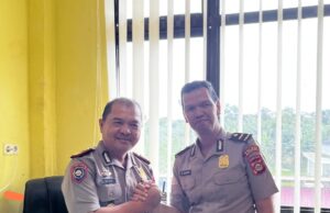 Ipda M.Aliudin. Sh dan anggota tolong warga yang motornya mogok dijalan bukti nyata Polri Hadir untuk Masyarakat