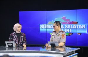 Kabid Humas Polda Sumsel,menjadi pembaca berita Warta Berita Sore Special Day HUT ke 52 TVRI Sumsel