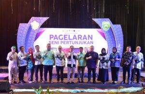 Kisah Hidup Wako Ratu Dewa Pukau Penonton dalam Drama Musikal “Nyanyian Anak dari Desa”