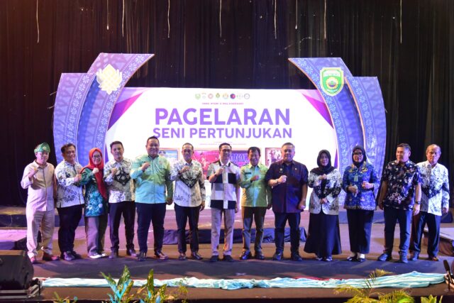 Kisah Hidup Wako Ratu Dewa Pukau Penonton dalam Drama Musikal “Nyanyian Anak dari Desa”