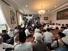 Jenazah Mantan Gubernur Sumsel H. Alex Noerdin Tiba di Rumah Duka, Isak Tangis Keluarga Pecah