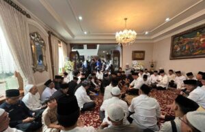 Jenazah Mantan Gubernur Sumsel H. Alex Noerdin Tiba di Rumah Duka, Isak Tangis Keluarga Pecah