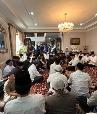 Jenazah Mantan Gubernur Sumsel H. Alex Noerdin Tiba di Rumah Duka, Isak Tangis Keluarga Pecah