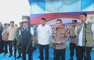 57 Jembatan Merah Putih Dibangun di Sumsel, Kapolri Tanam Jagung Bersama Petani
