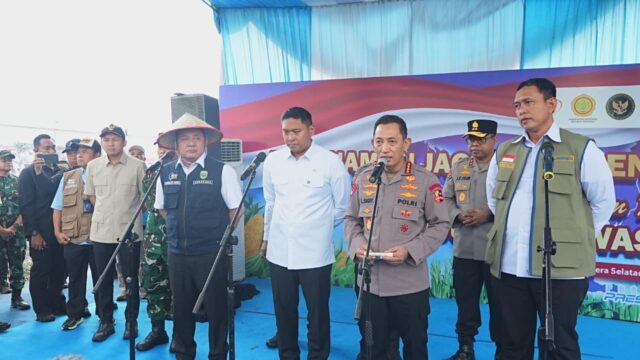 57 Jembatan Merah Putih Dibangun di Sumsel, Kapolri Tanam Jagung Bersama Petani