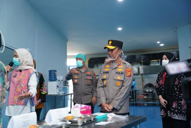 Kapolri Tinjau Layanan Gizi Polri di Palembang, Relawan Dapat Apresiasi