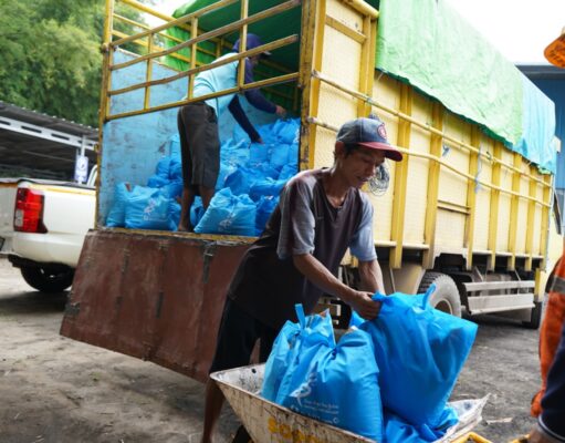 Peringati HUT ke-45 dan Ramadan, PTBA Kertapati Port Bagikan 4.180 Paket Sembako bagi Masyarakat Ring 1