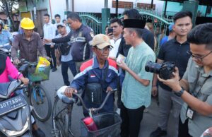 Wali Kota Ratu Dewa Bagikan Takjil Bersama Lazisnu PWNU Sumsel, Warga Antusias