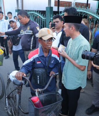 Wali Kota Ratu Dewa Bagikan Takjil Bersama Lazisnu PWNU Sumsel, Warga Antusias