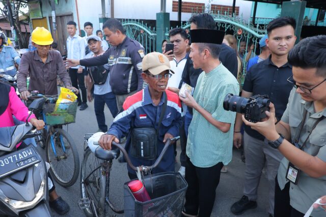Wali Kota Ratu Dewa Bagikan Takjil Bersama Lazisnu PWNU Sumsel, Warga Antusias