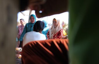 Cahaya Ramadhan Menyinari TPA Sukawinatan: PKK & DWP Palembang Tebar Berkah untuk Warga Pinggir Kota