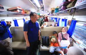 Wagub Cik Ujang Lepas Peserta Mudik Gratis Pemprov Sumsel Lebaran 1447H di Stasiun Kertapati