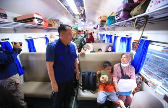 Wagub Cik Ujang Lepas Peserta Mudik Gratis Pemprov Sumsel Lebaran 1447H di Stasiun Kertapati