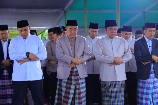 Salat Idul Fitri di Masjid Sultan Mahmud Badaruddin Jayo Wikramo, Ketua DPRD Andie Dinialdie, S.E., M.M.Tekankan Nilai Kebersamaan dan Kepedulian