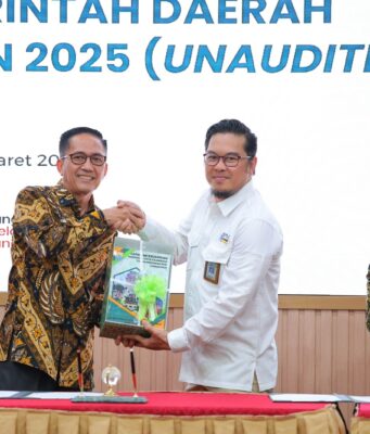 Palembang Pimpin Transparansi Keuangan Daerah, Ratu Dewa Serahkan LKPD 2025