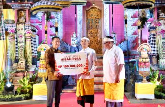 Ratu Dewa Serahan Bantuan Operasional Pure di Perayaan Dharma Santi Hari Suci Nyepi Tilem Kesanga Tahun 2026
