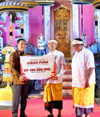 Ratu Dewa Serahan Bantuan Operasional Pure di Perayaan Dharma Santi Hari Suci Nyepi Tilem Kesanga Tahun 2026