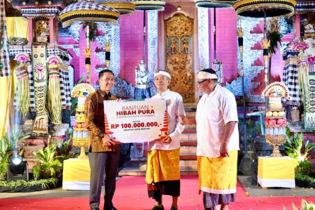 Ratu Dewa Serahan Bantuan Operasional Pure di Perayaan Dharma Santi Hari Suci Nyepi Tilem Kesanga Tahun 2026