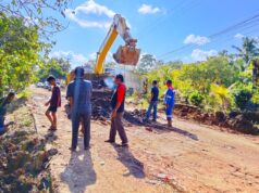 Masyarakat 5 Desa Swadaya Perbaiki Jalan Rusak