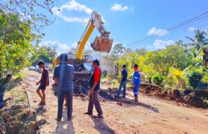 Masyarakat 5 Desa Swadaya Perbaiki Jalan Rusak