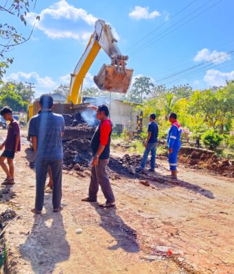 Masyarakat 5 Desa Swadaya Perbaiki Jalan Rusak