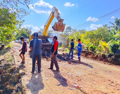 Masyarakat 5 Desa Swadaya Perbaiki Jalan Rusak