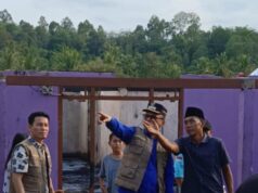 Bupati Joncik Sambangi Korban Kebakaran Desa Lingge: “Bapak dan Ibu Tidak Sendirian