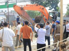 Satpol PP Palembang “Gempur” Bangunan Nakal di Demang Lebar Daun