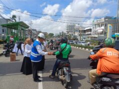 Pipa Tua 1905 Pecah, Tirta Musi Tebar Ribuan Snack di Sudirman