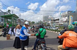 Pipa Tua 1905 Pecah, Tirta Musi Tebar Ribuan Snack di Sudirman