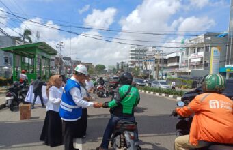 Pipa Tua 1905 Pecah, Tirta Musi Tebar Ribuan Snack di Sudirman