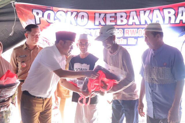 Wawako Palembang Prima Salam Tinjau Lokasi Kebakaran 1 Ilir, Serahkan Bantuan