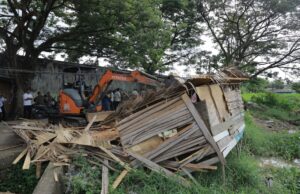 Dibongkar dibangun lagi, Empat Pondok di DAS Udang Jakabaring digaruk alat berat