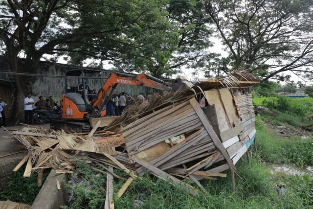 Dibongkar dibangun lagi, Empat Pondok di DAS Udang Jakabaring digaruk alat berat