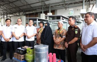 Wako Ratu Dewa dan Kejari Palembang Serahkan Gerobak Bakso untuk Eks Napiter