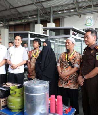 Wako Ratu Dewa dan Kejari Palembang Serahkan Gerobak Bakso untuk Eks Napiter