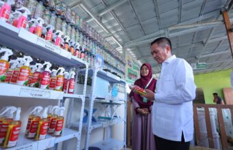Wujudkan 1 Kelurahan 1 Bank Sampah, Walikota Palembang Ratu Dewa Serahkan Bantuan Sarpras ke 25 Bank Sampah Aktif