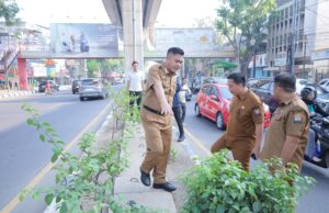Sekda Aprizal Tinjau Pengecatan Trotoar Sudirman, Ajak Pengusaha Berkontribusi