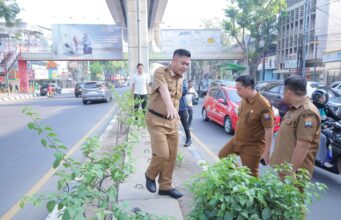 Sekda Aprizal Tinjau Pengecatan Trotoar Sudirman, Ajak Pengusaha Berkontribusi