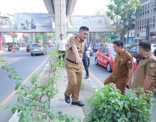 Sekda Aprizal Tinjau Pengecatan Trotoar Sudirman, Ajak Pengusaha Berkontribusi