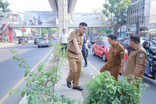 Sekda Aprizal Tinjau Pengecatan Trotoar Sudirman, Ajak Pengusaha Berkontribusi
