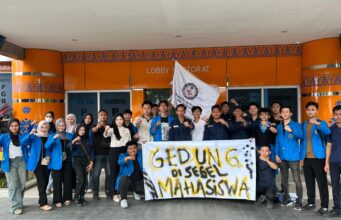 Mahasiswa PGRI Segel Rektorat, Desak Rektor Mundur Jika Tuntutan Tak Dipenuhi