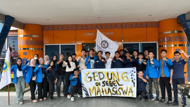 Mahasiswa PGRI Segel Rektorat, Desak Rektor Mundur Jika Tuntutan Tak Dipenuhi
