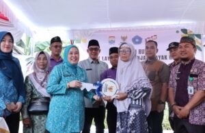 Dewi Sastrani Serahkan Kunci Rumah Layak Huni Program Palembang Peduli