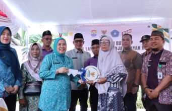 Dewi Sastrani Serahkan Kunci Rumah Layak Huni Program Palembang Peduli
