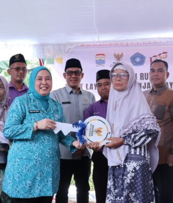 Dewi Sastrani Serahkan Kunci Rumah Layak Huni Program Palembang Peduli