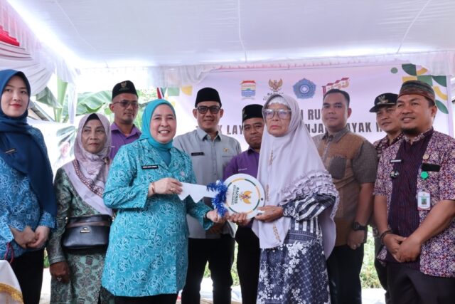 Dewi Sastrani Serahkan Kunci Rumah Layak Huni Program Palembang Peduli