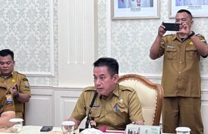 Pemkot Palembang Kick-Off Penataan Kabel Udara, Wali Kota Ratu Dewa Potong Kabel Fiber Optik di Jalan POM IX